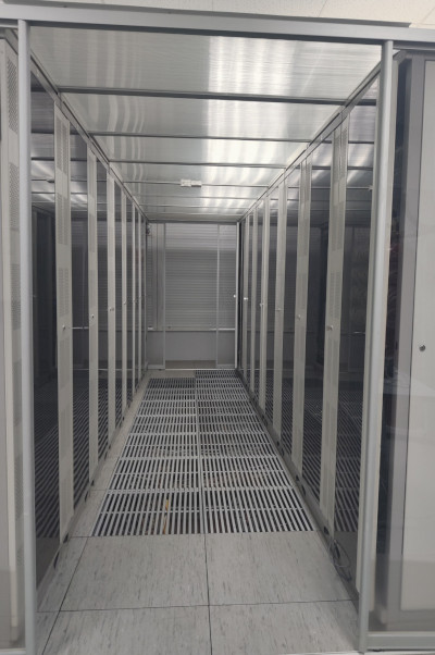 Холодный изолированный коридор для размещения серверов в Пери